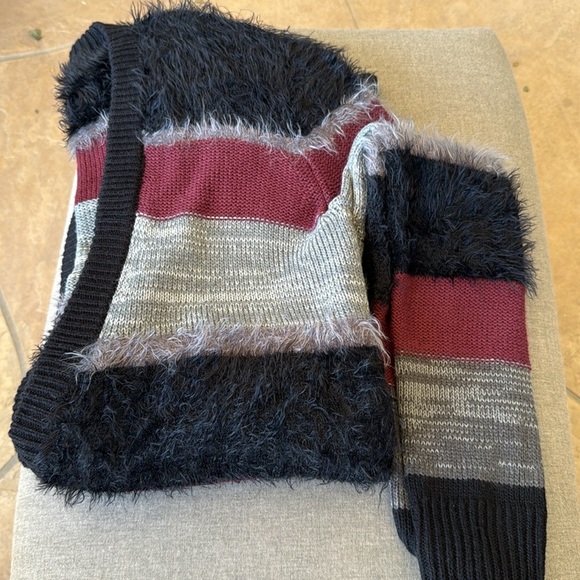 Beautiful TROUVE Black and Red Women's Long Cardigan Sweater - Picture 6 of 8